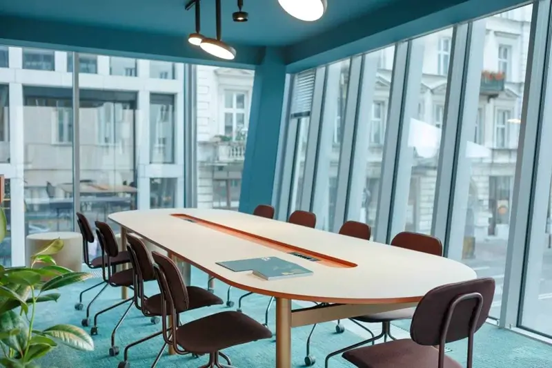 Wynajem biura The Nest Warszawa - nowoczesna sala konferencyjna z widokiem na centrum miasta